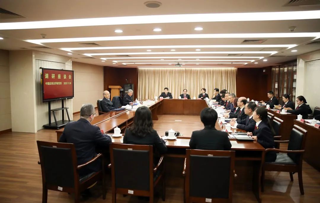 張軍與一線應用法學研究人員座談強調


	以習近平法治思想為引領...